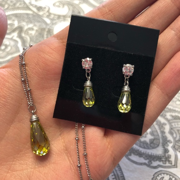 ⬇️ Beautiful necklace & earring set - Picture 1 of 7